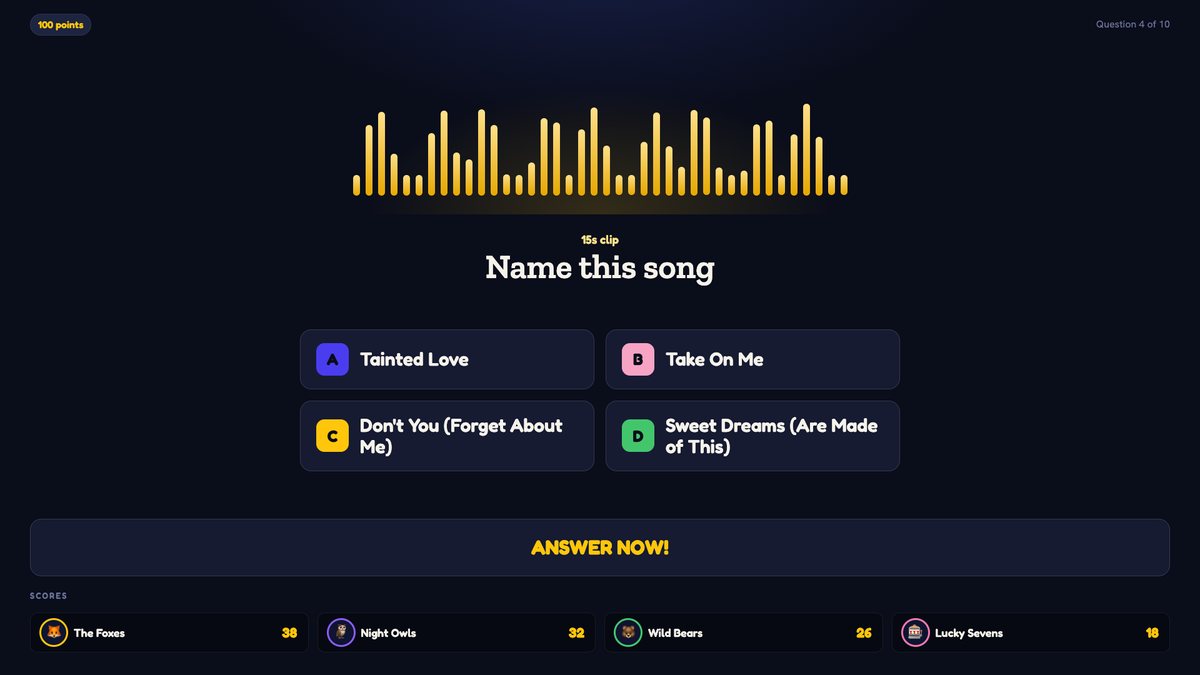 O telão durante uma rodada musical: um equalizador, um trecho de 15 segundos, a pergunta "Name this song" e quatro títulos de músicas, com a pontuação das equipes embaixo.